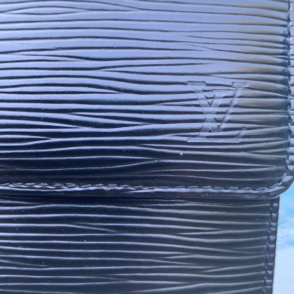 Preowned Louis Vuitton Black EPI Sarah Wallet - Picture 3 of 12